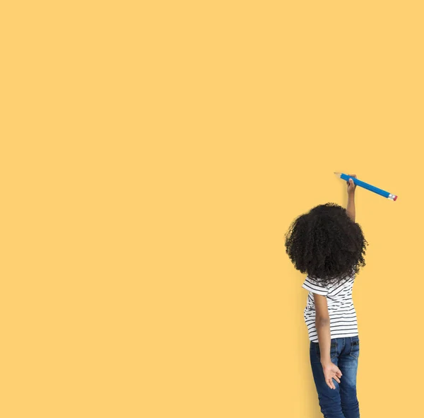 Mädchen zeichnet auf leere Wand — Stockfoto