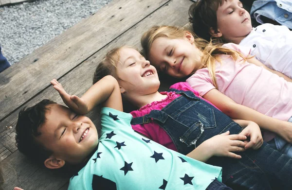 Niños pequeños felices sonriendo —  Fotos de Stock