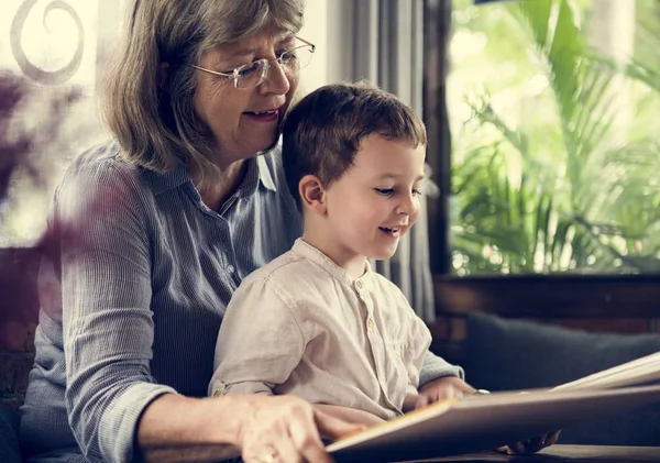 Livre de lecture grand-mère et petit-fils — Photo