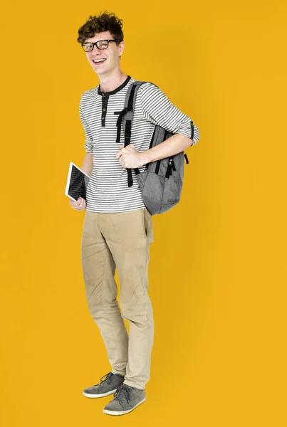 Mann mit Rucksack und digitalem Tablet — Stockfoto