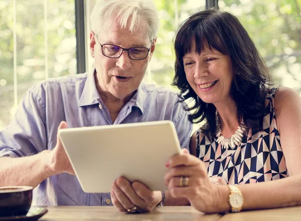 Paar nutzt Tablet — Stockfoto