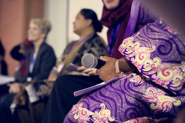 Vrouwen tijdens internationale conferentie vergadering — Stockfoto