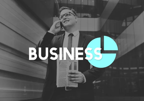 Üzleti férfi öltöny kezében újság — Stock Fotó