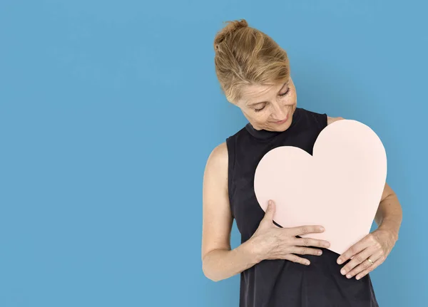 Donna che tiene il simbolo del cuore rosa — Foto Stock