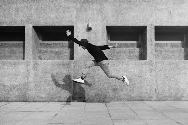 Uomo saltando in frount di costruzione — Foto Stock