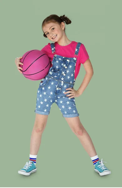 Caucasiano menina segurando bola de basquete — Fotografia de Stock