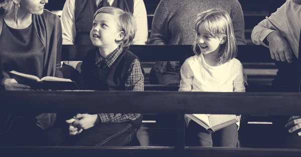 Rodzina modli się w kościele — Zdjęcie stockowe