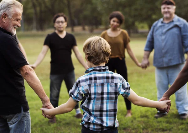 Personas cogidas de la mano — Foto de Stock