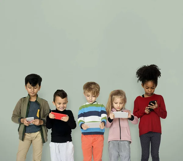 Niños jugando teléfonos inteligentes — Foto de Stock