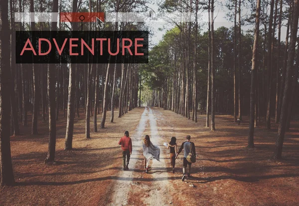 Cuatro jóvenes caminando en el bosque — Foto de Stock