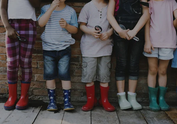 Τα παιδιά του νηπιαγωγείου κρατώντας μεγεθυντικό φακό — Φωτογραφία Αρχείου
