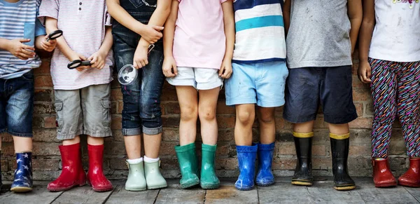 Τα παιδιά του νηπιαγωγείου κρατώντας μεγεθυντικό φακό — Φωτογραφία Αρχείου