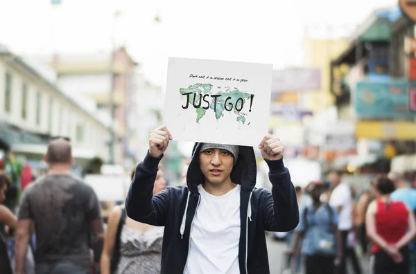 Asiatico uomo holding banner con testo — Foto Stock