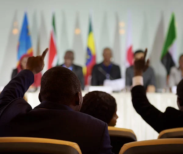 Mensen tijdens vergadering van de internationale conferentie — Stockfoto