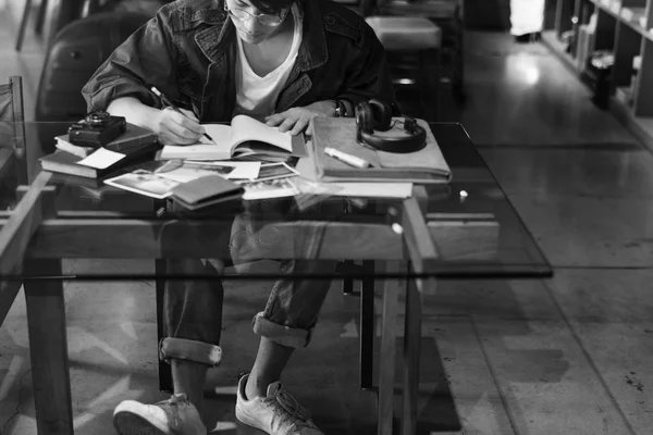 Estudiante niño escribiendo en cuaderno — Foto de Stock