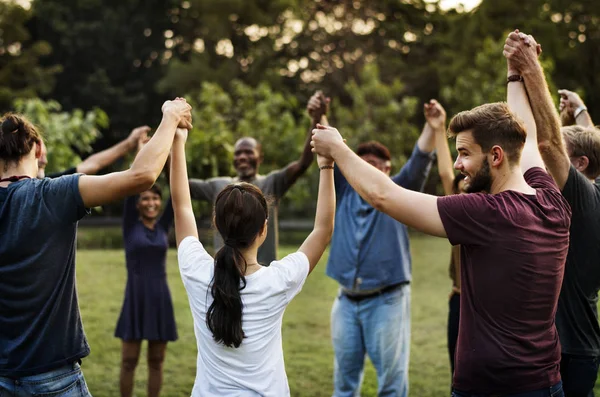 Personas cogidas de la mano — Foto de Stock