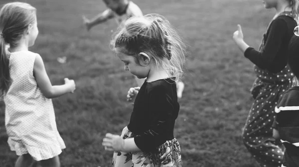 Copii de grădiniță care se joacă pe terenul de joacă — Fotografie, imagine de stoc