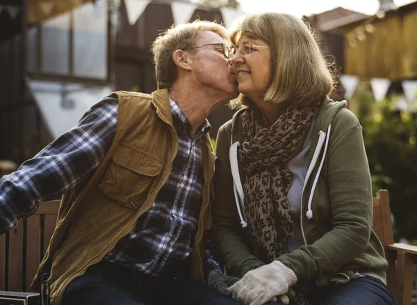 Couple baisers au jardin — Photo