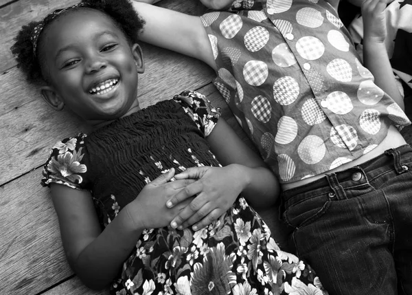 Niña afrodescendiente sonriendo — Foto de Stock