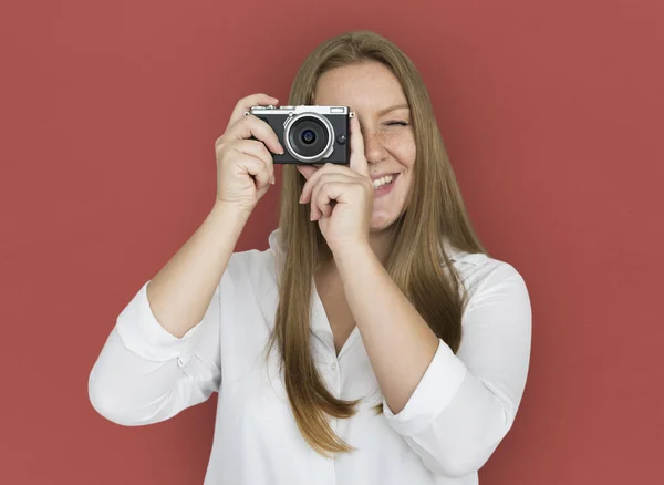 Frau mit Retro-Fotokamera — Stockfoto