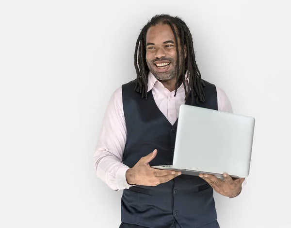 Людина тримає відкритий ноутбук — стокове фото