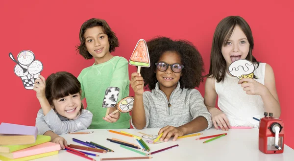 Adorables niños dibujando — Foto de Stock