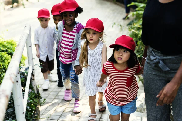Grupo de crianças excursões escolares de campo — Fotografia de Stock