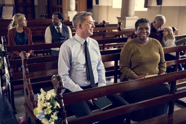 Menschen beten in der Kirche — Stockfoto