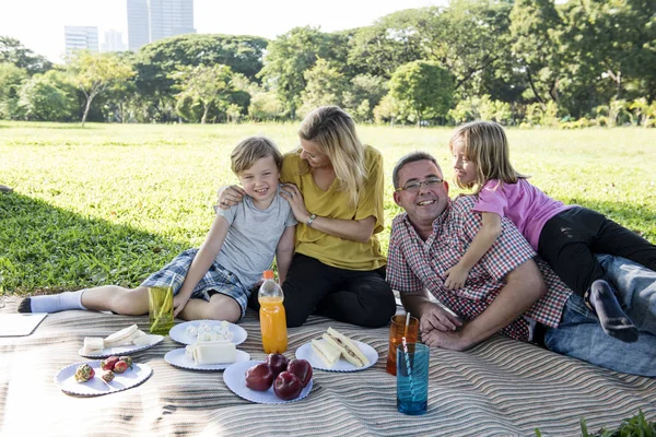 Familia teniendo picnic al aire libre —  Fotos de Stock