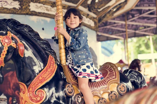 Девочка в парке развлечений — стоковое фото