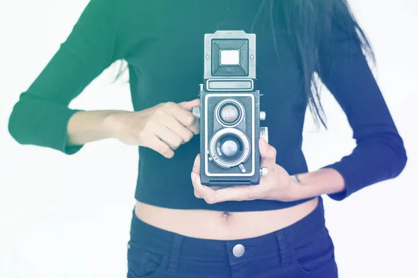 Kadın retro fotoğraf makinesi tutar — Stok fotoğraf