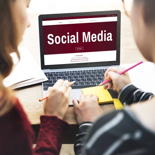 Due ragazze che utilizzano il computer portatile — Foto Stock