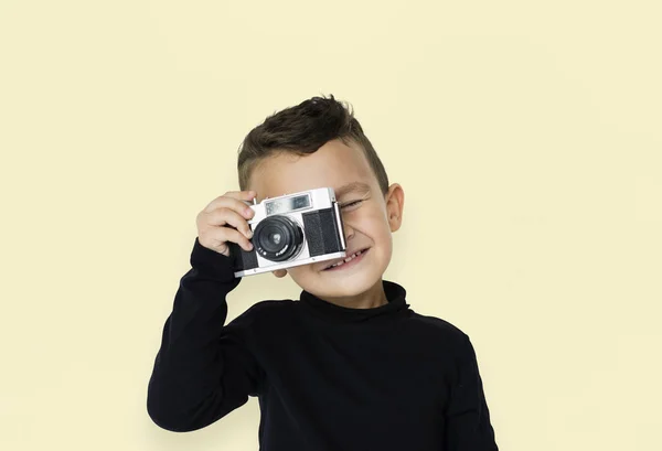 Oy segurando câmera — Fotografia de Stock