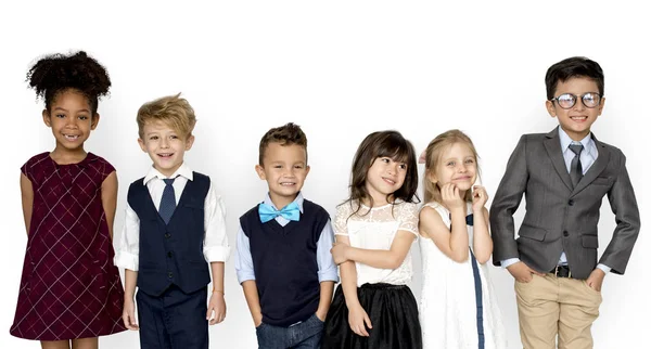 Дети, стоящие в ряду — стоковое фото