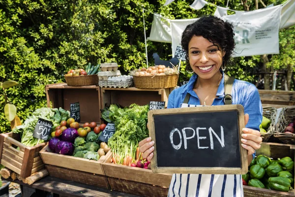 Greengrocer che vende prodotti agricoli biologici — Foto Stock