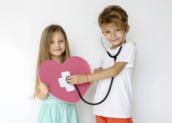 Enfants avec cœur et stéthoscope — Photo