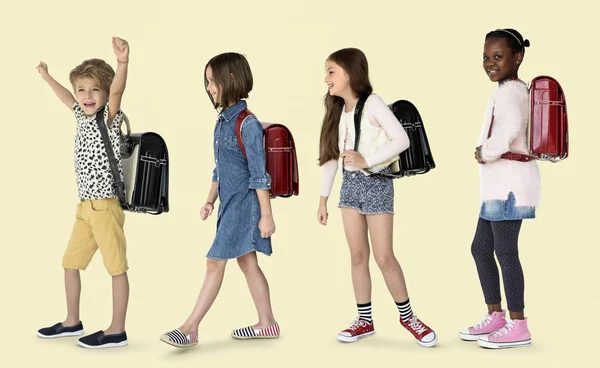 Τα παιδιά με Σακίδια με τα πόδια στο σχολείο — Φωτογραφία Αρχείου
