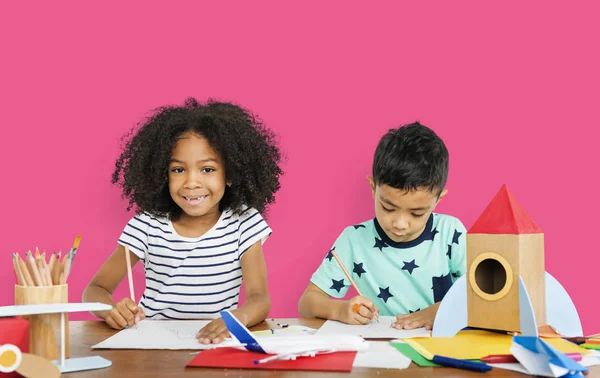 Kinderen tekenen op papier — Stockfoto