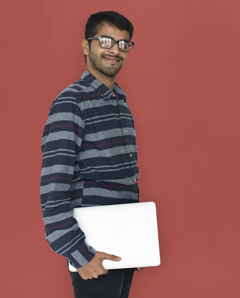 Indiase man met laptop in studio — Stockfoto