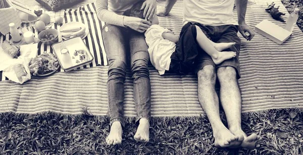 Leżąc na koc piknik rodzinny — Zdjęcie stockowe