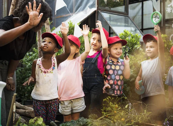 Gruppe des Kindergartens lernt Gartenarbeit — Stockfoto