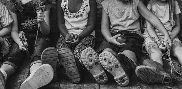 Bambini della scuola materna in possesso di lente d'ingrandimento — Foto Stock