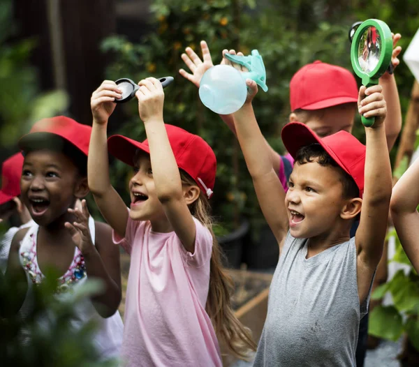 Grupo de jardín de infancia aprendizaje jardinería — Foto de Stock