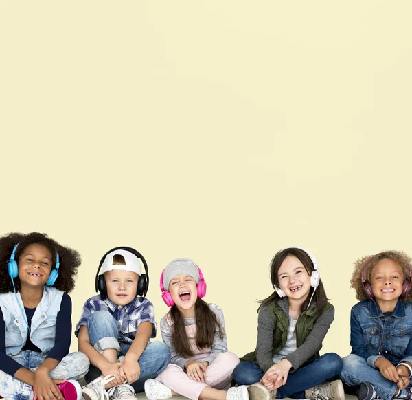 헤드폰에서 어린이의 그룹 — 스톡 사진
