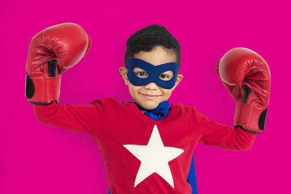Menino vestindo traje de super-herói — Fotografia de Stock