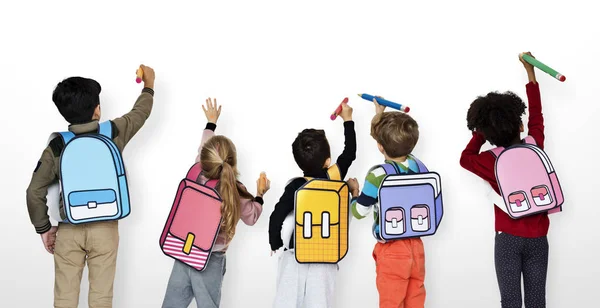 Osztálytársaival és papír táskák — Stock Fotó