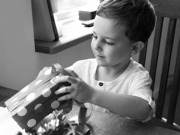 Niño apertura caja de regalo —  Fotos de Stock