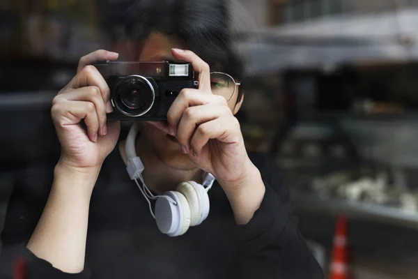 Asiatische junge taking Foto mit Kamera — Stockfoto