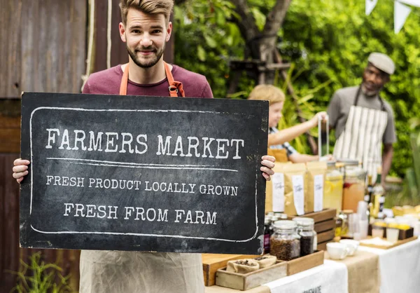 Alojamiento del hombre con el mercado de agricultores — Foto de Stock