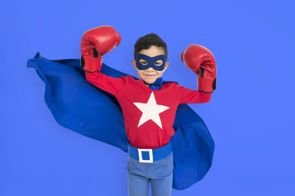 Φορώντας κοστούμι superhero αγόρι — Φωτογραφία Αρχείου